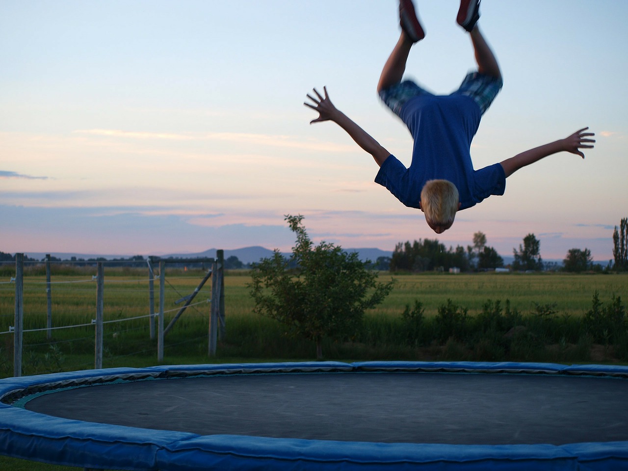 Cvičení na trampolíně