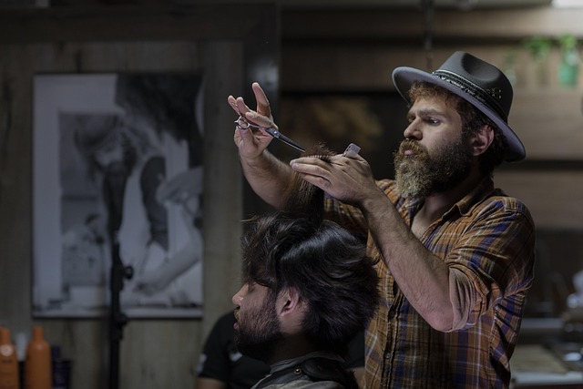 Partner chodí do barbershopu. 