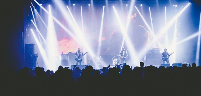 hlučný koncert