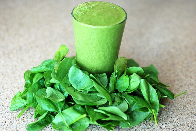 zelené smoothie a listy